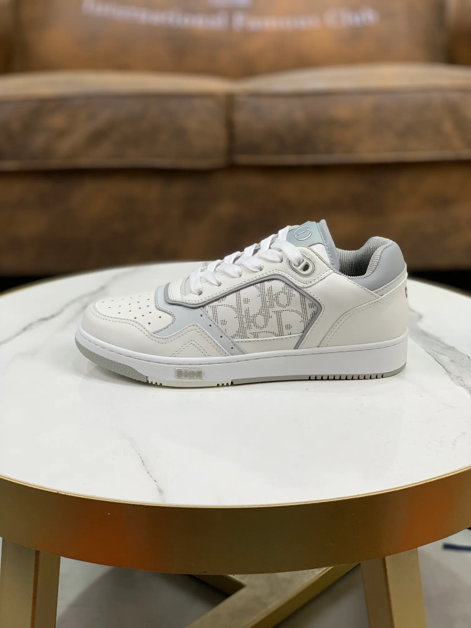 👟👟Ex-factory price 480 Dior B27 series latest popular casual sports shoes for couples. It took more than three months to finally reproduce it perfectly. We made every detail exactly the same as the original. We decisively keep our own styles when shipping. How can beauties and handsome guys who like sports not keep their own styles? With multiple craftsmanship, this low-cut sneaker newly launched this season is one of the flagship styles of the series. Dior B27 sneakers, original version 7800. Purchased in early spring. New presbyopic sneakers. A favorite among celebrities and Internet celebrities. The on-foot effect is very nice. The B27 sneakers are made by Italian craftsmen. They have distinct layers and a unique three-dimensional effect, showing a modern and elegant style, comparable to Dior Internal stretch details provide ideal comfort and can be paired with a variety of casual looks. Shows fashionable and modern sports style. Original imported Italian silk cowhide stitched with embroidered letters lining and feet, original imported breathable double-layer mesh, original customized T👟👟factory price U two-color outsole. We all follow the original binding process, one last for each yard, and the yardage is accurate. On the surface it seems simple and has no technical content, but in fact it is quite a test of the technical operation of the master Luo Di. The market's top quality is welcome to compare, any details are unconditional 👟👟Ex-factory price K. There are pictures and the truth. Today's Internet celebrities and foreign stars are buying it one after another! Fully responsible for dressing in spring, summer, autumn and winter. CD elements create an avant-garde and bold look. Original molded T👟👟Factory price U outsole No matter how many versions there are on the market, you will be full of surprises the moment you get it! The perfect genuine version, you can go in and out of the counter at will. Fabric: Original imported silk cowhide with embroidered letters Lining: Imported original breathable double-layer mesh Foot: Imported original latex mesh Outsole: Original T👟👟 Factory price U two-color bottom Size: 35-45 (Male 38.46 custom-made, non-refundable and non-exchangeable)